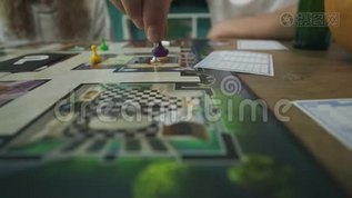 在客厅里，朋友们玩一个战略棋盘游戏mov格式视频下载_正版视频编号2840025-摄图网
