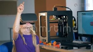 小学女生利用虚拟现实眼镜在学校课堂上探索3D虚拟现实。mov格式视频下载_正版视频编号2539273-摄图网