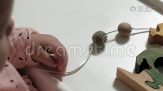 小女孩正在玩一个木制玩具。 发展良好的运动技能mov格式视频下载_正版视频编号1263872-摄图网
