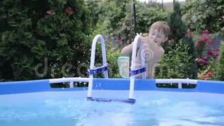 可爱的男孩去花园游泳池。 快乐的孩子洗澡前试水。 夏日炎炎。mp4格式视频下载_正版视频编号2237674-摄图网