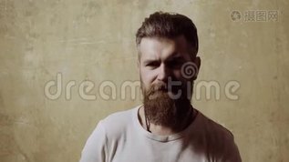 人照镜子.. 看上去很完美。 站在镜子前英俊的年轻人mov格式视频下载_正版视频编号2614947-摄图网