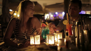 年轻的情侣在酒吧碰杯喝酒视频素材