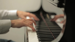 室内钢琴弹奏灵活手部特写视频素材