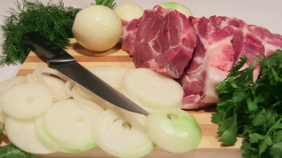 木制切割板上的切片新鲜猪肉和蔬菜视频素材