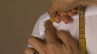 裁缝手工测量肩膀宽度尺寸视频素材