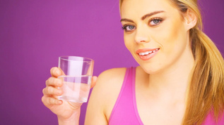 拿着水杯喝水的女人视频素材