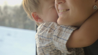 慢动作特写镜头小男孩在拥抱他的母亲视频素材