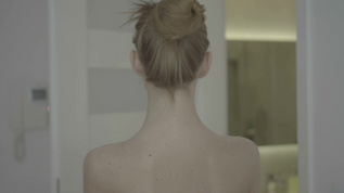 女人在洗澡前把头发扎成马尾辫视频素材