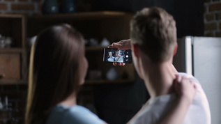 年轻情侣夫妇恩爱拥抱手机自拍视频素材