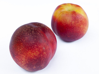 白色背景上的两个桃子。