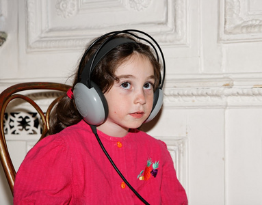 可爱的小女孩听音乐