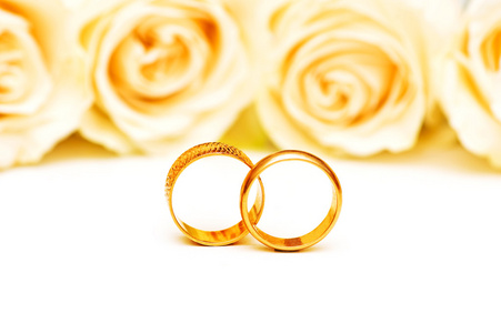 玫瑰和结婚戒指隔离