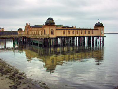 在阴雨的天气在斯德哥尔摩郊区的瑞典小镇