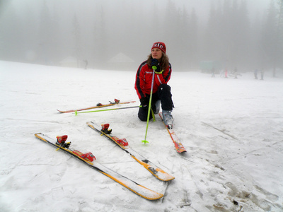 女孩雪滑雪