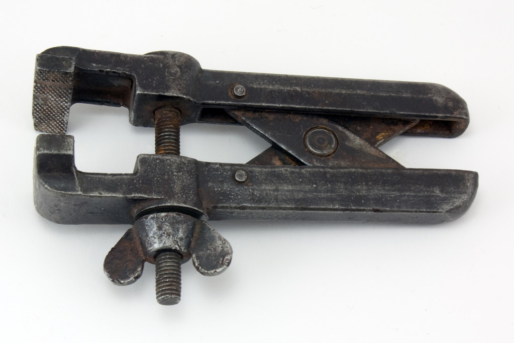 安思通取得卡座加工定位治具专利避免卡座变形