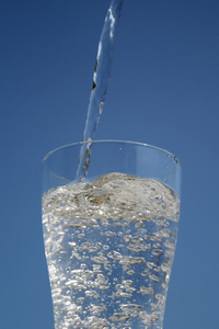 玻璃杯里的水。