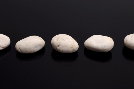 石头 stone的名词复数  宝石 矿石 膀胱或肾脏中的结石