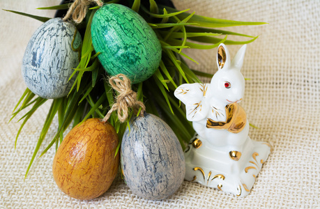 手绘复活节彩蛋和瓷兔