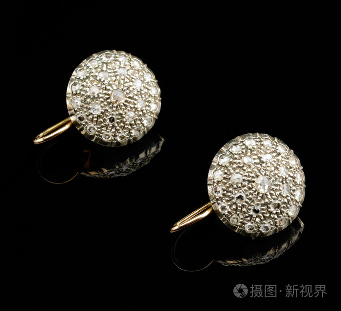两个金色耳环钻石