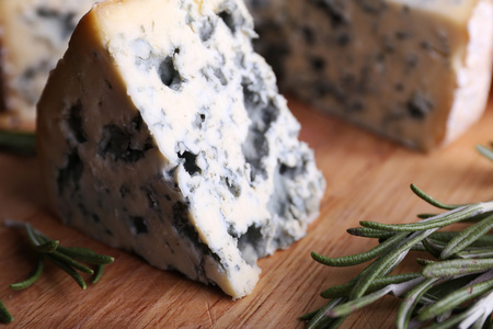 蓝纹奶酪与迷迭香上木板背景