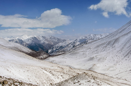 高山在冬天雪下