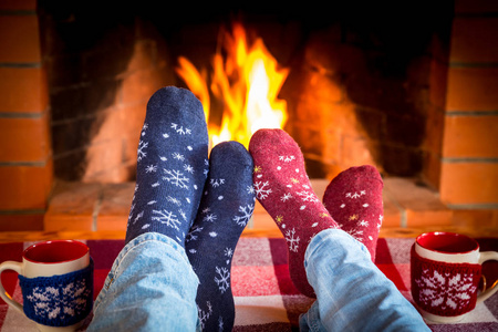 在温暖的圣诞袜子的脚图片