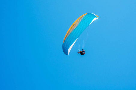 滑翔伞飞行在天空中，自由时间积极戏文