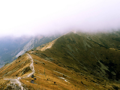 秋天，山顶在云端。山间小道