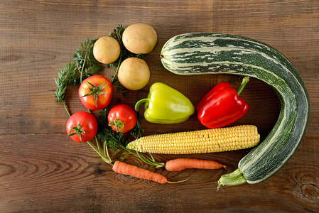 健康食品背景。不同的蔬菜，老木选项卡上的