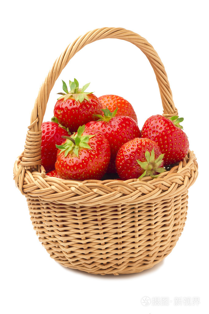 草莓在白色背景上的篮子里