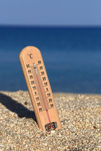 在海滩上的温度计显示温度高