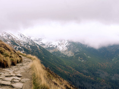 秋天，山顶在云端。山间小道