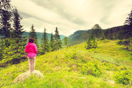 旅游女人享受挪威山景观