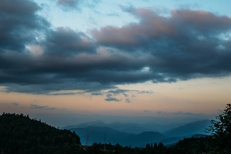 山风景，层山在雾和大云