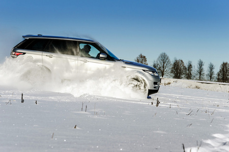 强大的 4 x 4 offroader 汽车在雪地上运行