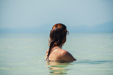 女人坐在海边的水