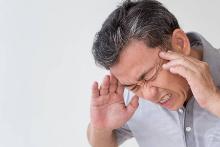 生病的老高级人头痛 dizzyness 窦炎症 应力 偏头痛