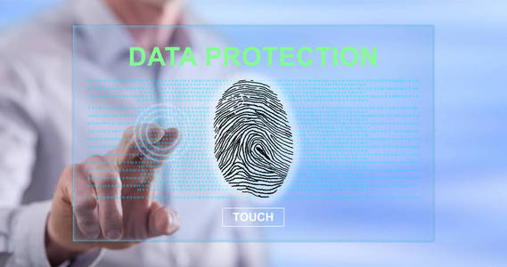 触摸触摸屏上的数据保护概念的人
