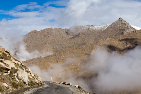 在喜马拉雅山马那里 leh 公路沿线的喜马拉雅景观。印度喜马偕尔邦