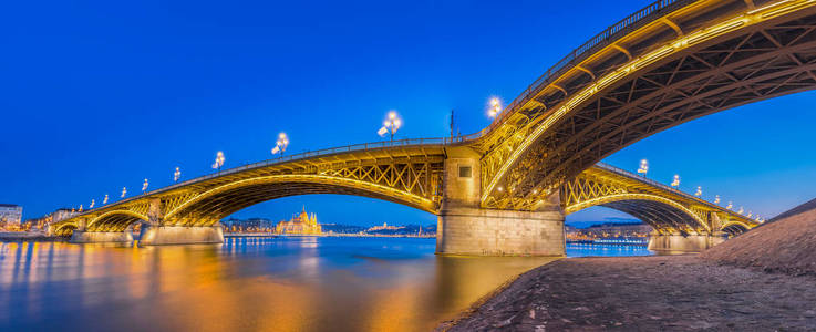 布达佩斯，匈牙利全景的天际线景观的美丽的玛格丽特桥在蓝色小时与匈牙利议会和其他著名的地标