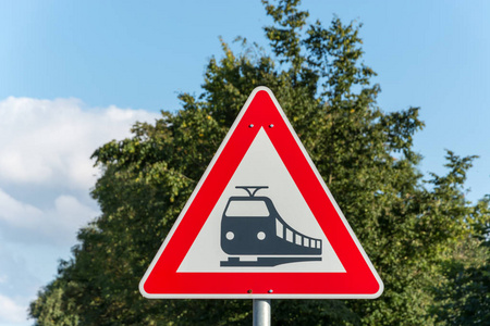 一个三角形的街头标志为火车轨道的