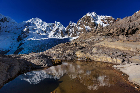 美丽的山川风景在科迪勒拉瓦