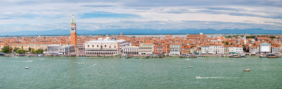 威尼斯市包括圣马克的全景视图的广场和京杭大运河