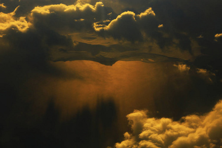 创意水彩背景的戏剧性多云的天空。梦幻多彩 cloudscape