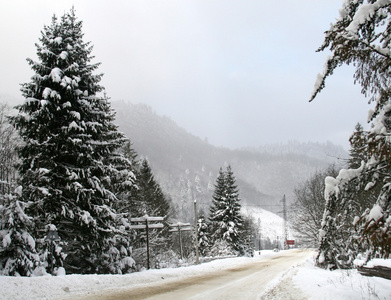 雪山上的雪冬路