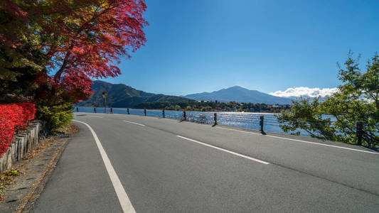 公路景观的湖和山风景