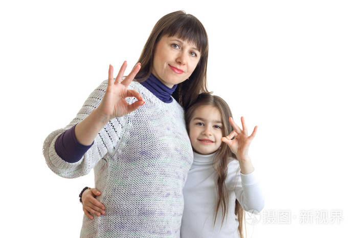 母亲带着她的小女儿显示 ok 手势