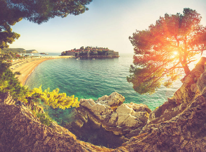 在地中海和 Sveti Stefan 在日落时的全景。黑山