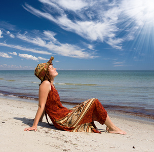 女人在海边晒太阳