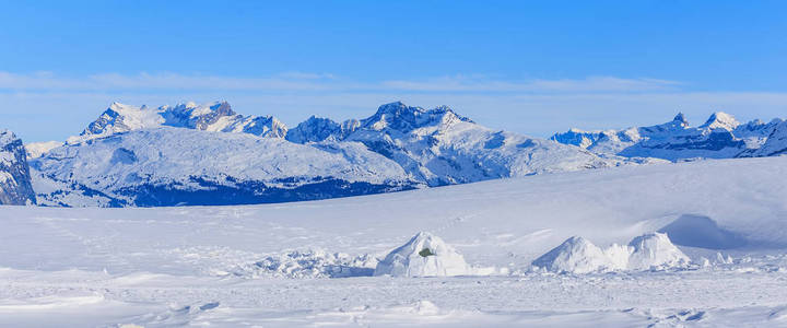 在冬天从瑞士山 Fronalpstock 查看